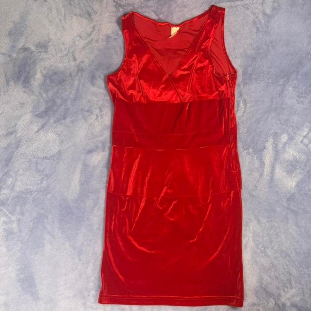 Vintage Red satin bodycon dress with a‎ zipper back. Size: XL